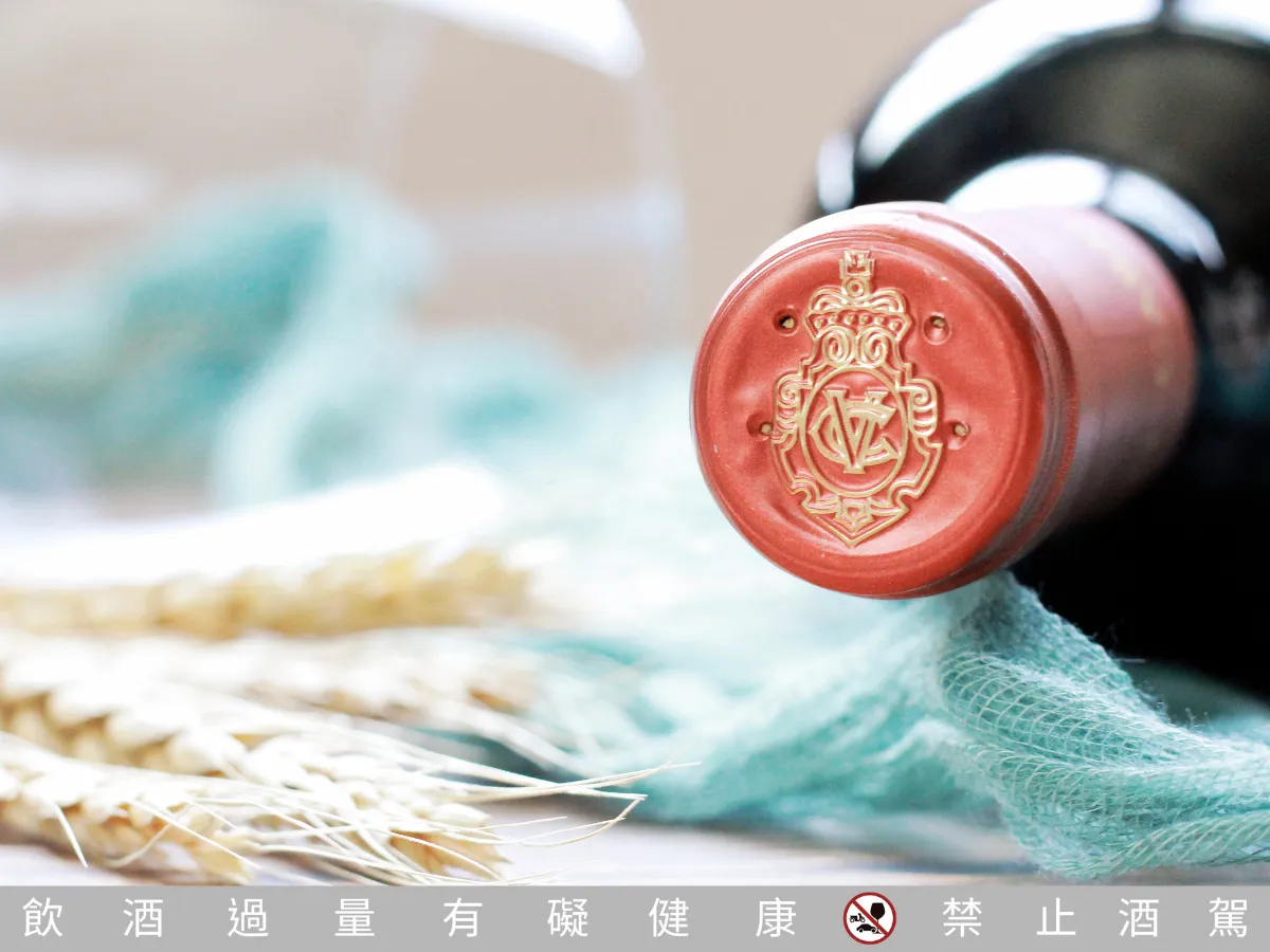 智利卡門酒莊-前鋒系列-卡門妮爾封口頂端之酒莊LOGO示意